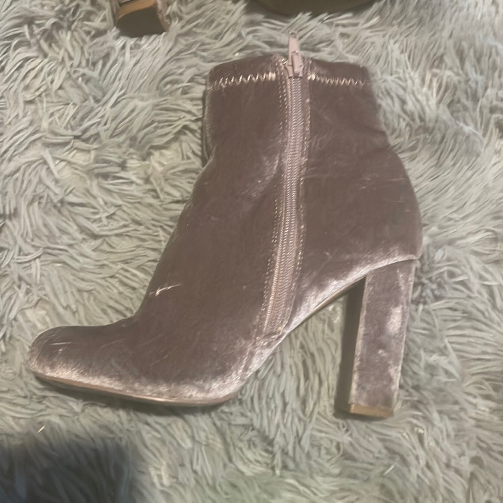 Suede heels with rose design